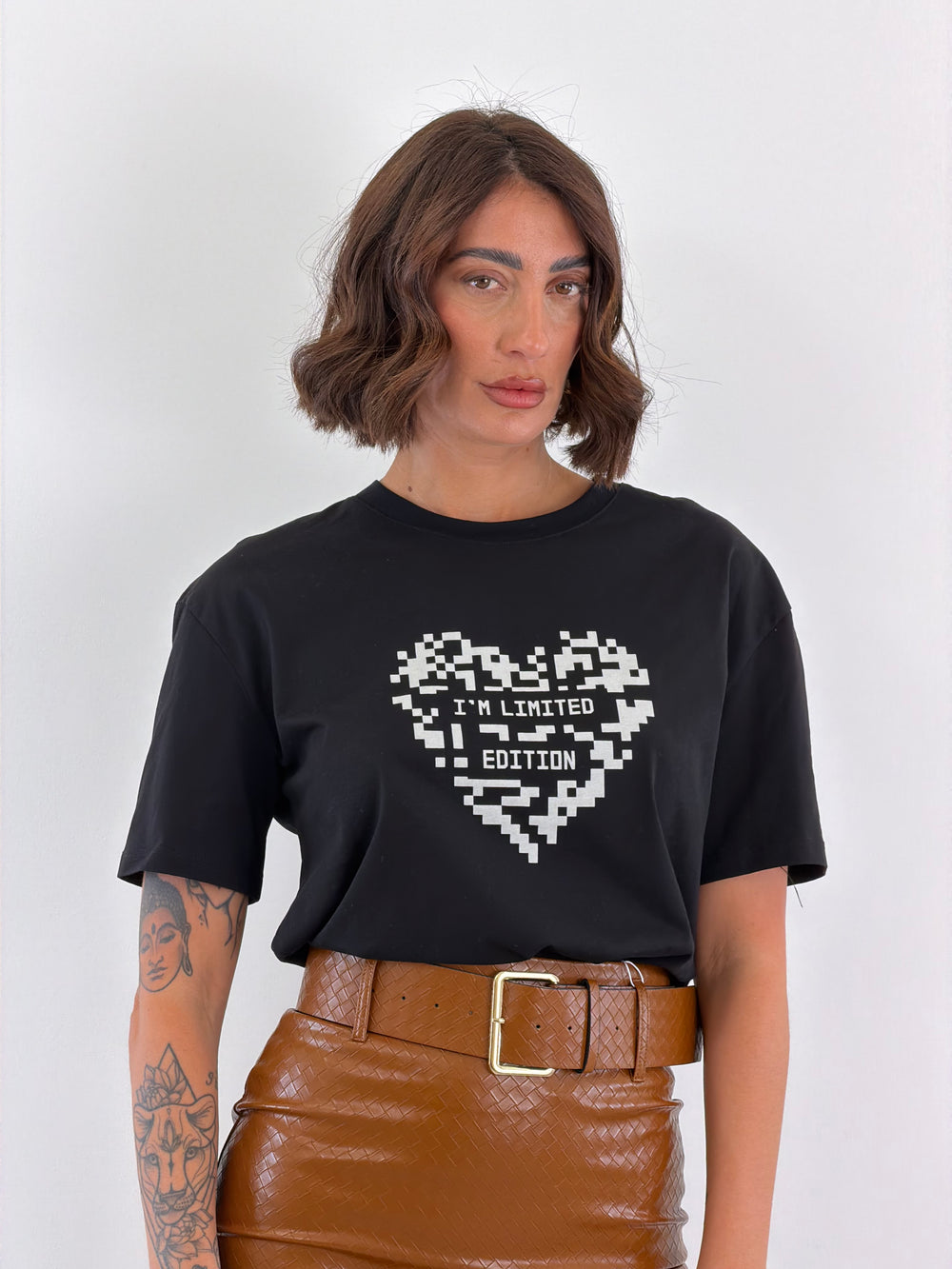 T-shirt Limited Lumina nera 5539
